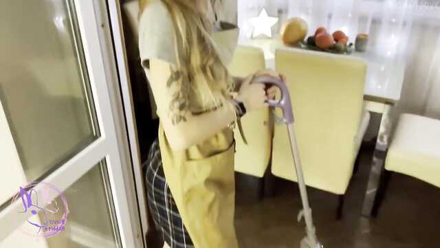 Домработница умеет по-классному сосать и трахаться.