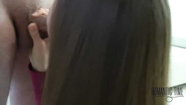 Chica se masturbaba, pero el chico le ofreció su polla