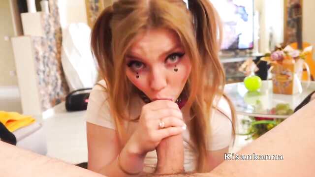 Russischer blowjob von einem köstlichen Mädchen mit Sorge um die Gesundheit eines Kerls