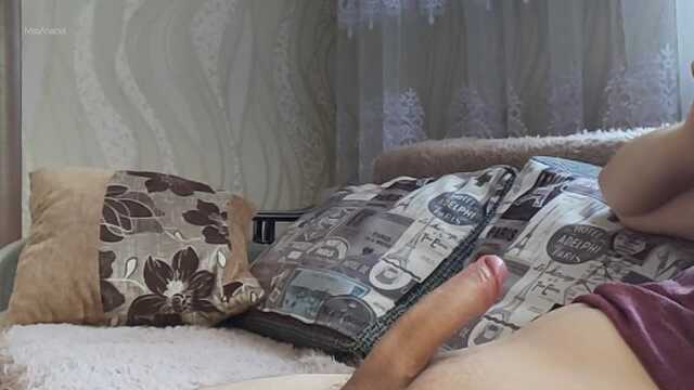 Cutie kapitalnie ssie kutasa, aby zjeść spermę