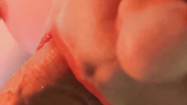 Девушка подчиняется: ремень и презерватив в дело.