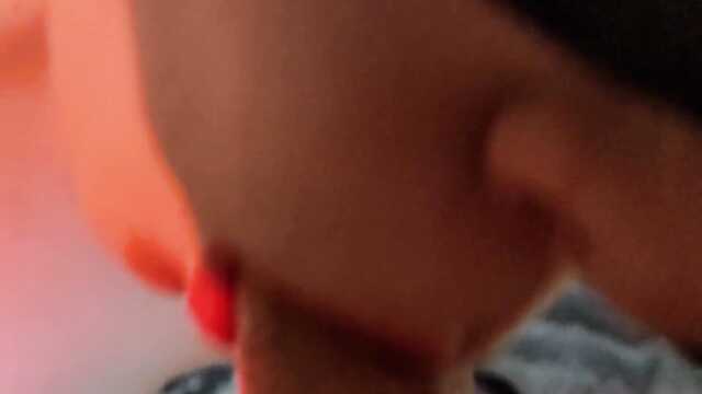 Девушка подчиняется: ремень и презерватив в дело.