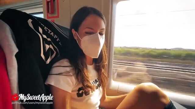 Sexe dans les toilettes du train avec un couple gay