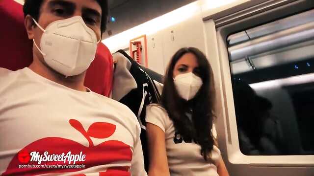 Sexe dans les toilettes du train avec un couple gay