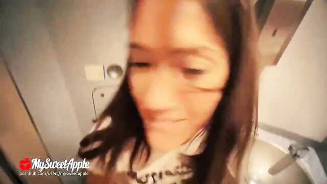 Sexe dans les toilettes du train avec un couple gay