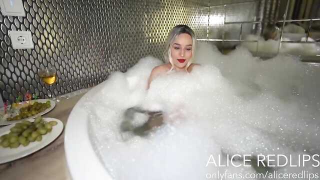 Piękna blondynka ssie kutasa w kąpieli z pianki