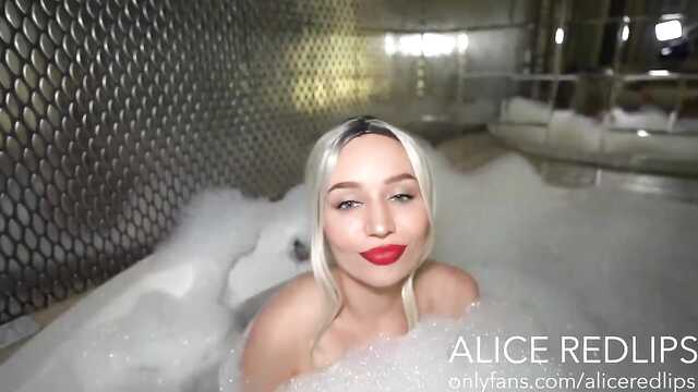 Piękna blondynka ssie kutasa w kąpieli z pianki