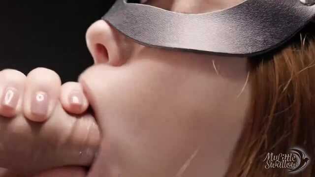 Dziewczyna w masce łapczywie obciąga i całuje jaja