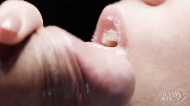 Dziewczyna w masce łapczywie obciąga i całuje jaja