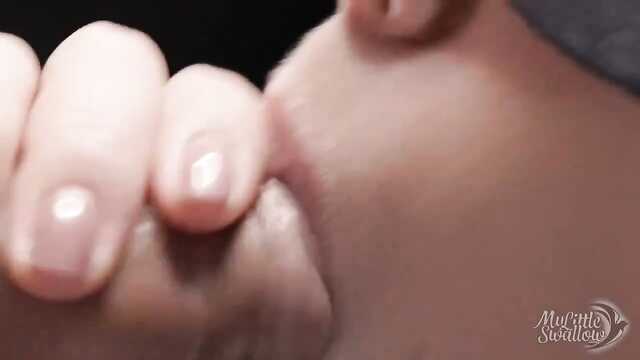 Dziewczyna w masce łapczywie obciąga i całuje jaja