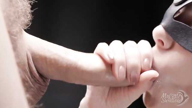 Dziewczyna w masce łapczywie obciąga i całuje jaja