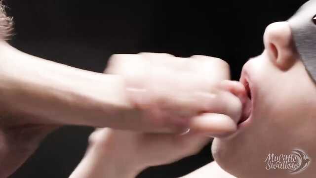 Dziewczyna w masce łapczywie obciąga i całuje jaja