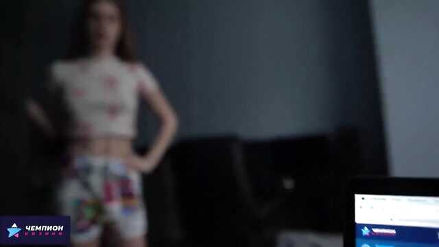 Erregte die junge massage und setzte Sie zwischen die Beine