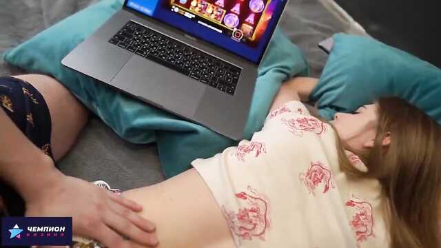 Erregte die junge massage und setzte Sie zwischen die Beine