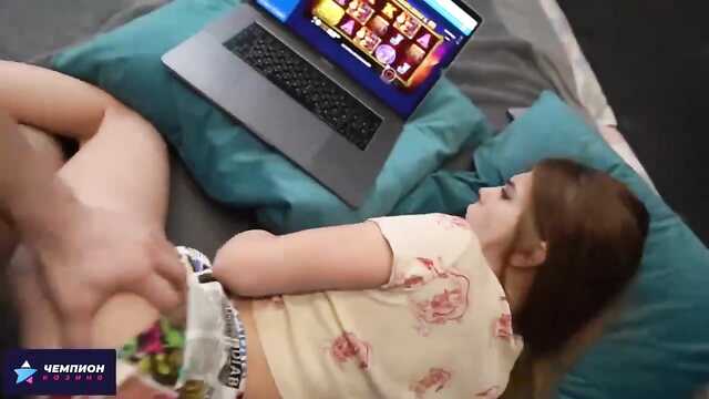 Erregte die junge massage und setzte Sie zwischen die Beine