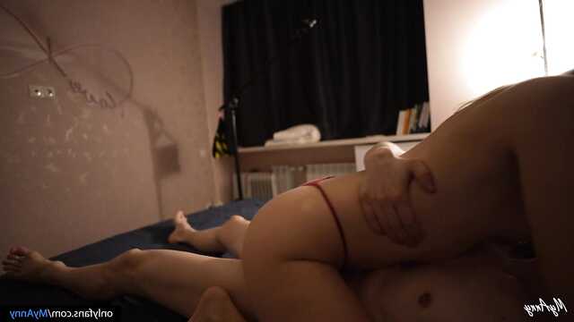 Kochanka w bikini łapczywie ssie przed intymnością