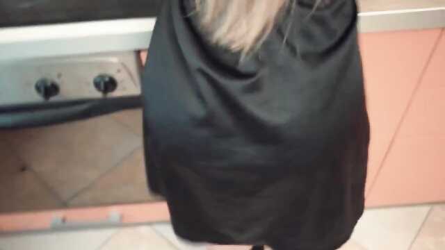 Młoda rosyjska żona oddaje męża przed kolacją