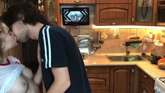 Жас әйелі ас үйде күйеуін қанағаттандырады