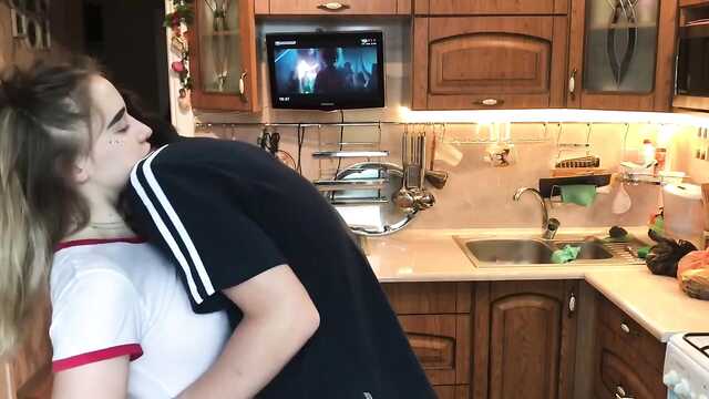 Жас әйелі ас үйде күйеуін қанағаттандырады