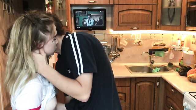 Жас әйелі ас үйде күйеуін қанағаттандырады