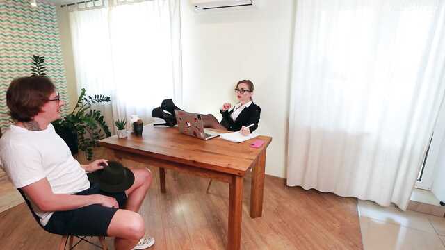 Начальница в разгаре дня: страстное свидание!