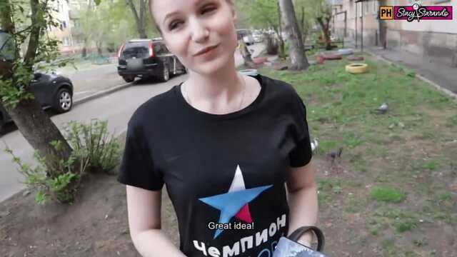 Dulce chica de mensajería le dio al cliente brillante sexo