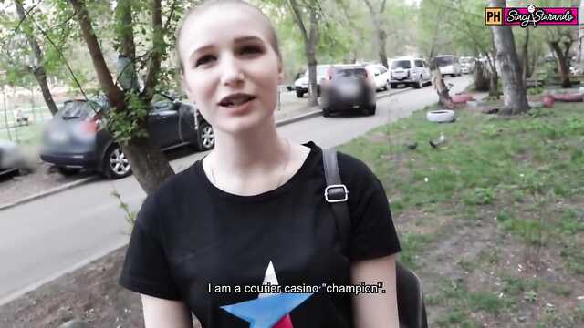 Dulce chica de mensajería le dio al cliente brillante sexo