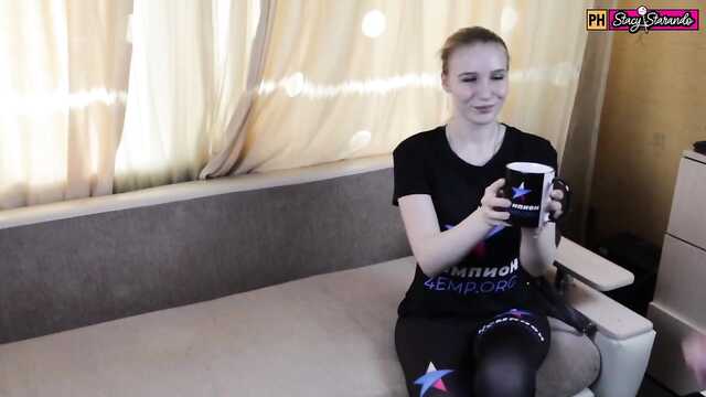 Dulce chica de mensajería le dio al cliente brillante sexo