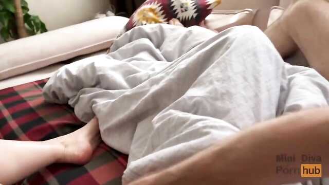 Netter Morgen Sex im Schlafzimmer mit einer nackten traurigen Schönheit