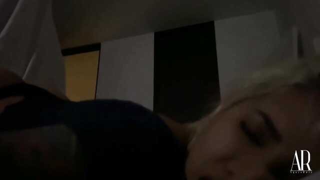 Seks na ukrytą kamerę z duchem, który pieprzy blondynkę