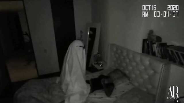 Seks na ukrytą kamerę z duchem, który pieprzy blondynkę