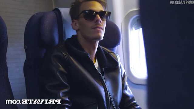 Blondynka urządziła gorące pieprzenie z facetem na pokładzie samolotu