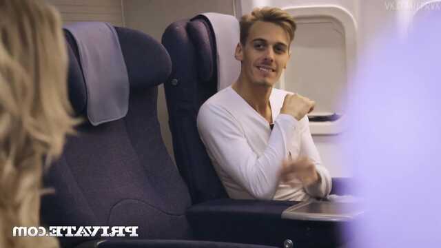 Blondynka urządziła gorące pieprzenie z facetem na pokładzie samolotu
