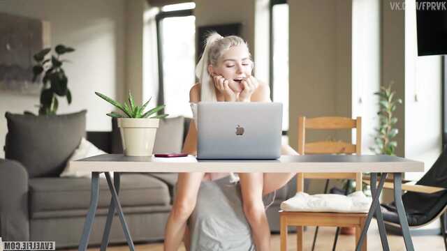 Eva Elfie получает кремпай в Зуме