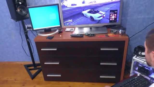 Pieprzy swoją dziewczynę i dziewczynę przyjaciela, podczas gdy on gra w kompa