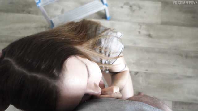 Posuwa ślicznotkę koło drabiny po słodkim Loda