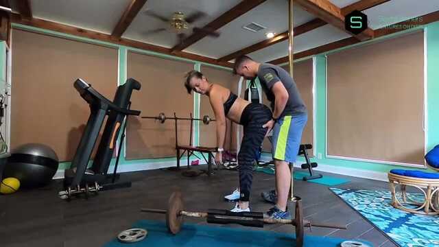 Тренер завоёвывает сердца жопастых фитоняшек.