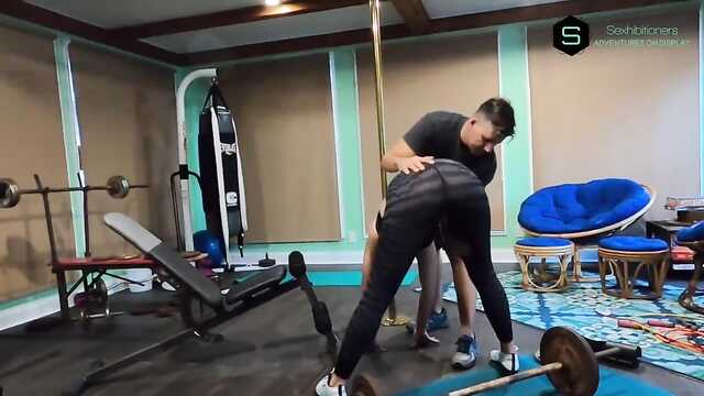 Тренер завоёвывает сердца жопастых фитоняшек.