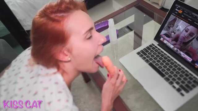 Рукоблудканың орыс әпкесі ағасының мүшесіне ашкөздікпен асығады