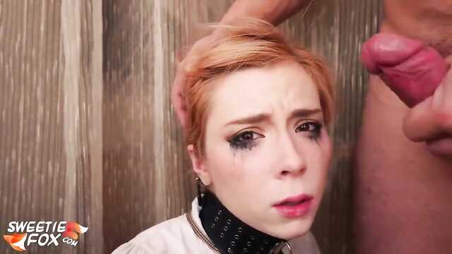 Die Studentin hat gerade angefangen zu lernen, aber sie verdient bereits Geld, indem sie einen Blowjob macht