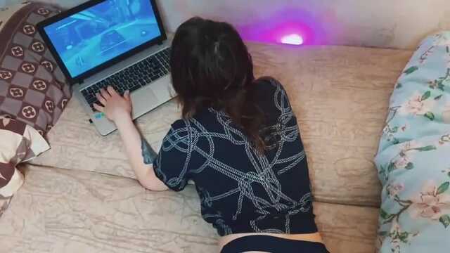 Ein Mädchen in Höschen wirft ein Spiel in einem Computer für einen blowjob und einen Unfall