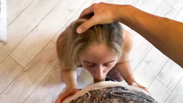 Блондинка сосет и трахается эротично в колготках.