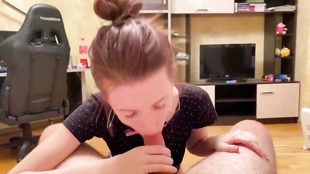 Junge Stewardess saugt nach dem Flug gierig den Schwanz ihres geliebten