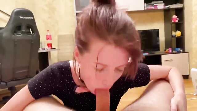 Junge Stewardess saugt nach dem Flug gierig den Schwanz ihres geliebten