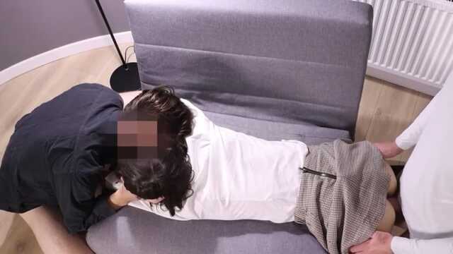 2 мужчины ласкают и трахают рот русской девушки.