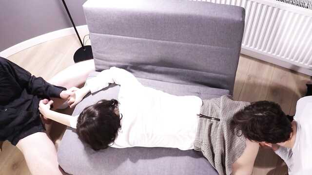 2 мужчины ласкают и трахают рот русской девушки.