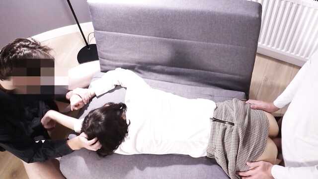 2 мужчины ласкают и трахают рот русской девушки.