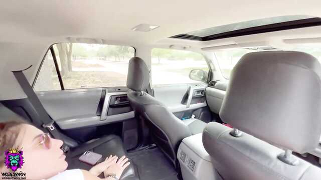 Seks w samochodzie z bujną nieznajomą z dużymi cyckami