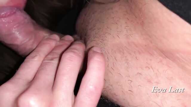 Офигенное сосание: вставляет хуй в попку девушки.