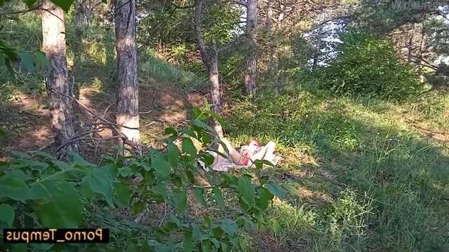 Ruda Zamężna kurwa oddaje się lewemu typowi w lesie